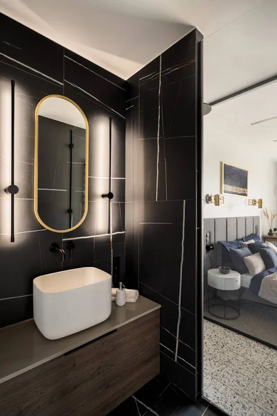 Luzes Conduzidas Pelo Espelho Oval Sobre Lavatório Quadrado Banheiro Moderno — Fotografia de Stock