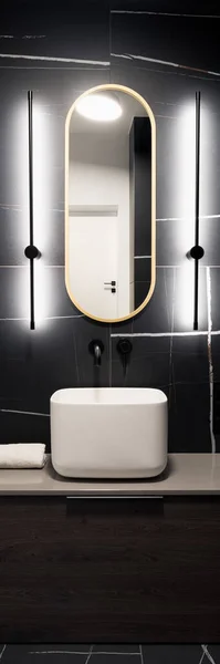 Panorama Vertical Elegante Baño Oscuro Con Azulejos Negros Moderno Cuadrado —  Fotos de Stock