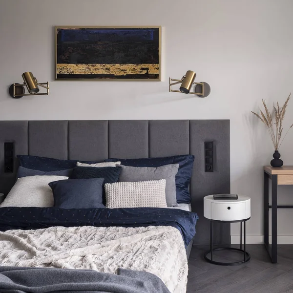 Groot Comfortabel Bed Met Modern Hoofdeinde Stijlvolle Slaapkamer Met Decoraties — Stockfoto