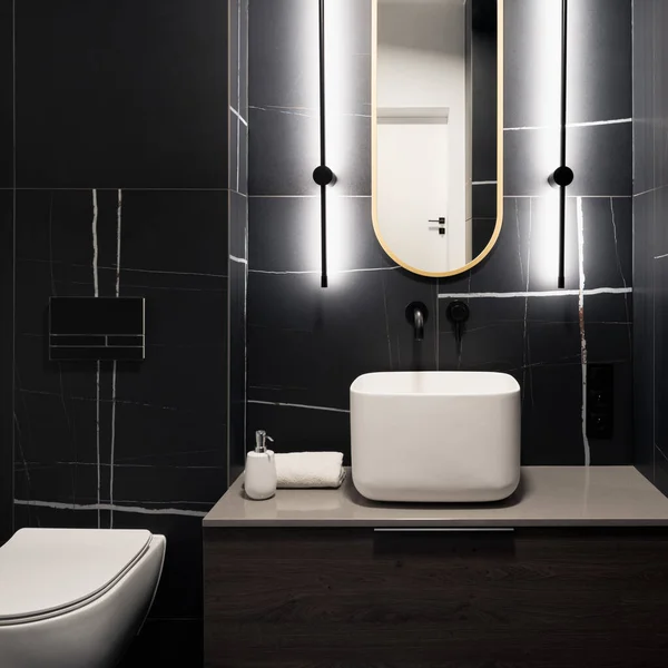 Elegante Banheiro Escuro Com Azulejos Pretos Lavatório Quadrado Moderno Espelho — Fotografia de Stock
