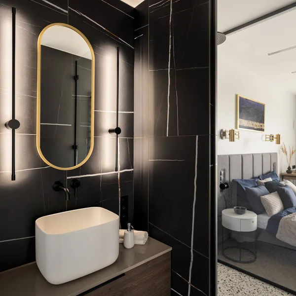 Modern Banyoda Siyah Mermer Fayansları Camdan Duvarları Olan Kare Lavabonun — Stok fotoğraf