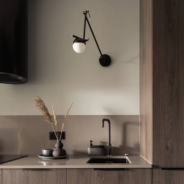 Nahaufnahme Auf Beigefarbener Küchenarbeitsplatte Mit Dekorationen Stilvollem Wasserhahn Und Lampe — Stockfoto