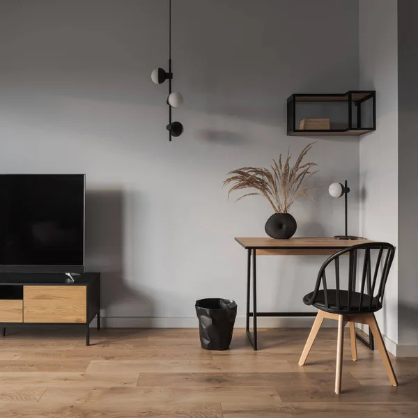 Kleiner Und Funktioneller Holztisch Mit Stilvoller Dekoration Und Stuhl Neben — Stockfoto