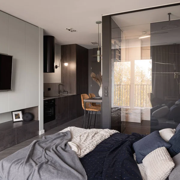 Stijlvol Studio Appartement Met Groot Gezellig Bed Open Keuken Kleine — Stockfoto