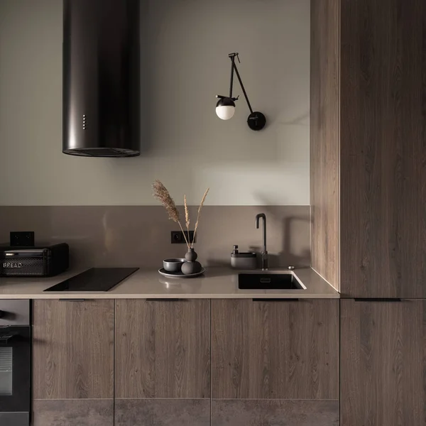 Dapur Kecil Dengan Dekorasi Bagus Furnitur Kayu Rincian Hitam Dan — Stok Foto