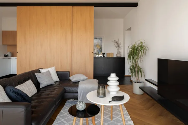 Snyggt Vardagsrum Med Läder Svart Hörnsoffa Enkla Soffbord Stor Och — Stockfoto