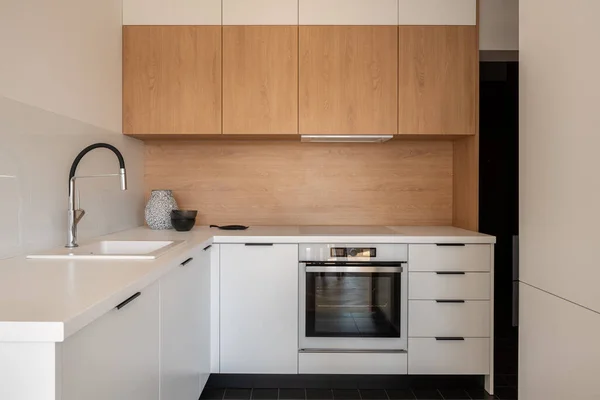 小而实用的厨房 有白色台面 后飞溅瓷砖和木制顶柜 — 图库照片