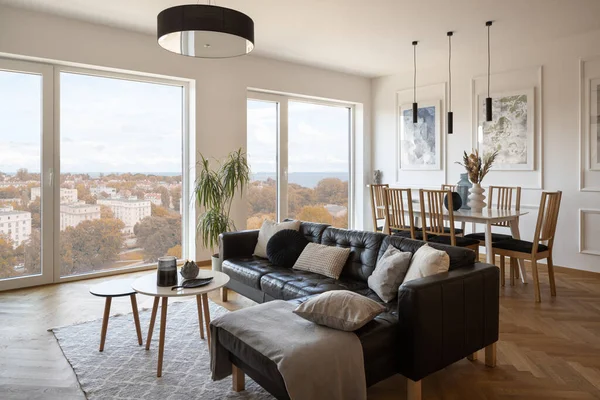 Jendela Besar Ruang Tamu Yang Luas Dengan Sofa Sudut Hitam — Stok Foto