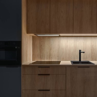 Modern ve basit tasarım mutfak ahşap mobilyalar ve kurşun ışıklı