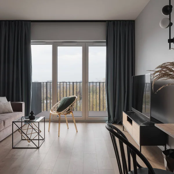 Modernes Und Stilvolles Wohnzimmer Mit Dekorativen Und Einfachen Möbeln Großem — Stockfoto