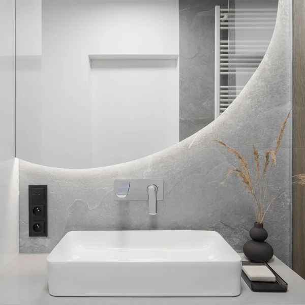 现代的白色洗脸盆 有银色水龙头和大圆形镜子 在时尚的浴室 — 图库照片
