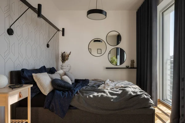 Komfortables Und Stilvolles Schlafzimmer Mit Großem Gemütlichem Bett Mit Schöner — Stockfoto