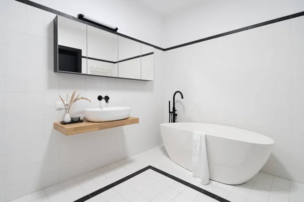 Banheiro Espaçoso Minimalista Azulejos Preto Branco Banheira Autônoma Com Torneira — Fotografia de Stock
