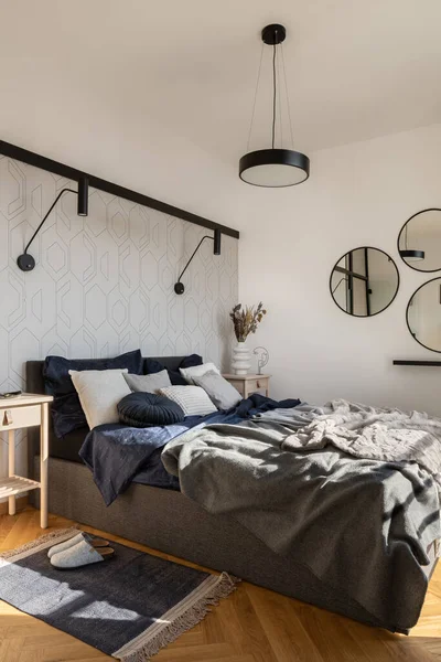 Groot Mooi Ingericht Gezellig Bed Lichte Stijlvolle Slaapkamer — Stockfoto