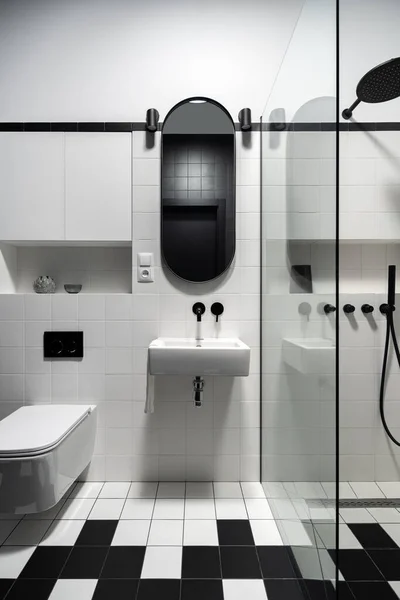 Élégante Salle Bain Noir Blanc Avec Douche Derrière Mur Verre — Photo