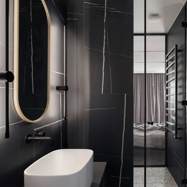现代豪华浴室的内部装饰有黑色大理石瓷砖 白色洗脸盆 有椭圆形镜子 有铅灯和玻璃门 可以洗澡 也可以俯瞰卧室 — 图库照片