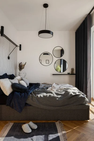 Moderne Slaapkamer Met Gezellig Bed Stijlvolle Decoraties Ronde Spiegels — Stockfoto