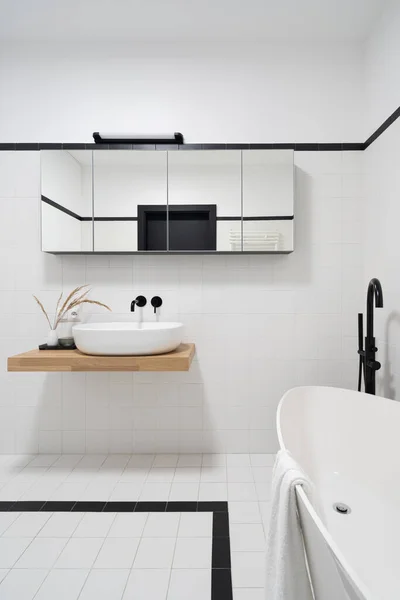 Banheiro Simples Com Banheira Piso Preto Branco Azulejos Parede Armário — Fotografia de Stock