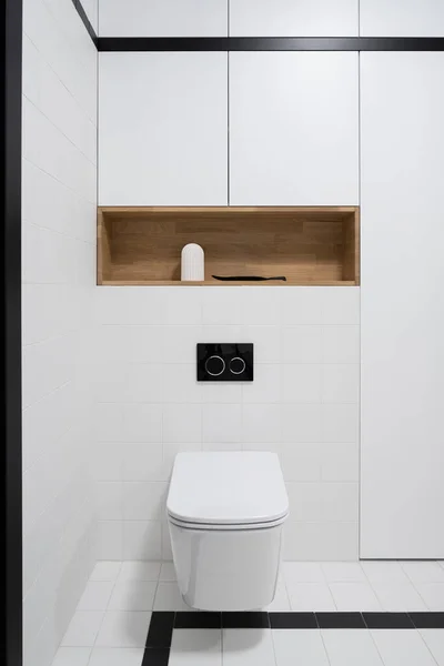 Toilettes Blanches Simples Dans Les Toilettes Avec Sol Noir Blanc — Photo