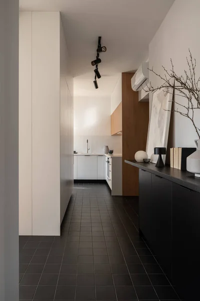 现代时尚的厨房走廊 有许多装饰 正方形 深色地砖和白色墙壁 — 图库照片