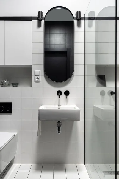 Moderno Espejo Ovalado Sobre Lavabo Cuadrado Baño Simple Con Azulejos — Foto de Stock