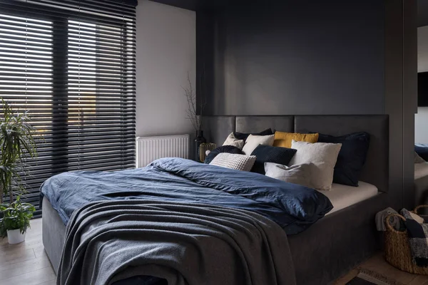 Dormitorio Moderno Confortable Con Gran Ventana Con Persianas — Foto de Stock