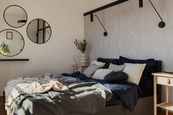 Nice Cozy Bedroom King Size Bed Stylish Bedclothes Modern Lighting — Stock Photo, Image