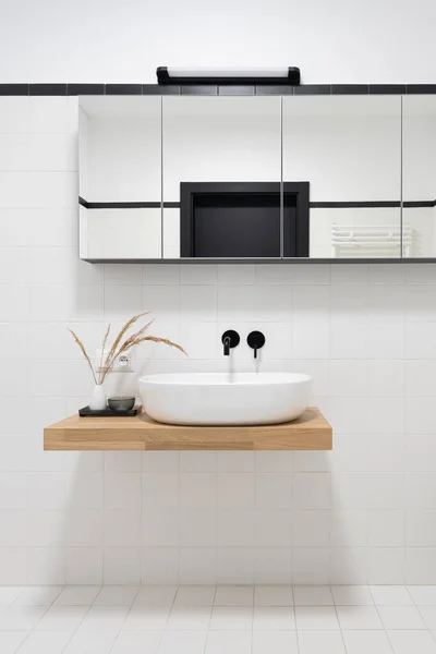 Cuarto Baño Minimalista Con Azulejos Cuadrados Pequeños Blancos Gabinete Espejo — Foto de Stock