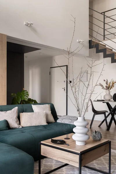 Stilvolle Dekoration Auf Holztisch Modernen Wohnzimmer Mit Gemütlicher Couch — Stockfoto