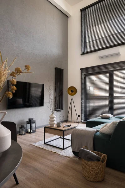 Lofty Style Living Room Big Windows Blinds Concrete Wall Modern — Stock Photo, Image
