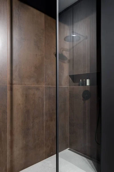 Moderne Dusche Mit Großen Rostigen Wandfliesen Und Glaswand — Stockfoto