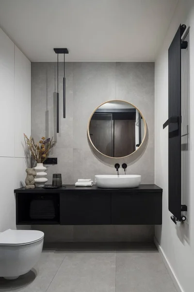 Spacious Bathroom Decorative Concrete Style Tiles Big Mirror Black Washbasin — Stockfoto