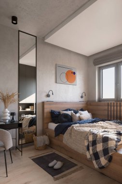 Geniş ve şık yatak odası, rahat yatak, ahşap şöhret, büyük ayna, küçük pencere ve dekorasyonlar.