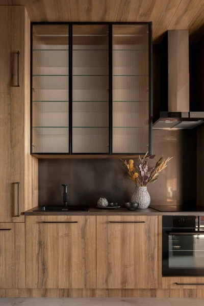 Modern Kitchen Wooden Cupboards Black Oven Kitchen Hood Stylish Decorations — Stock Photo, Image