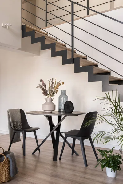 Mesa Jantar Com Decorações Duas Cadeiras Lado Escadas Modernas — Fotografia de Stock