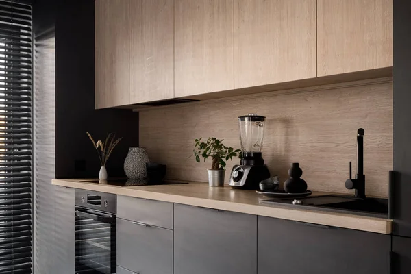 Dapur Modern Dan Kecil Dengan Meja Kayu Backsplash Dan Lemari — Stok Foto