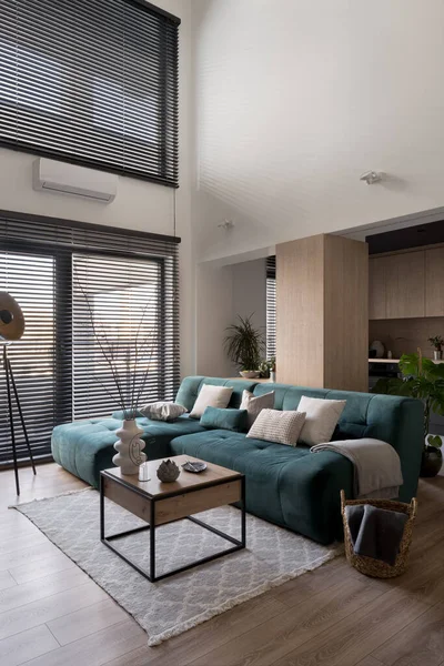 Modern Ruang Tamu Gaya Apartemen Dengan Biru Besar Sofa Nyaman — Stok Foto