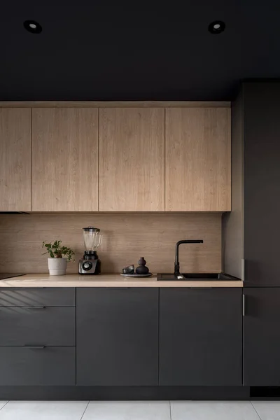 Tmavá Moderní Kuchyň Černým Nábytkem Dřevěnými Detaily Stropními Lampami — Stock fotografie