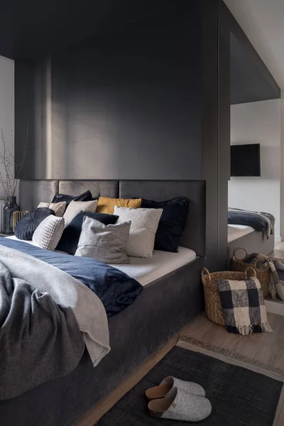 Dormitorio Oscuro Confortable Con Cama Grande Con Ropa Cama Almohadas — Foto de Stock