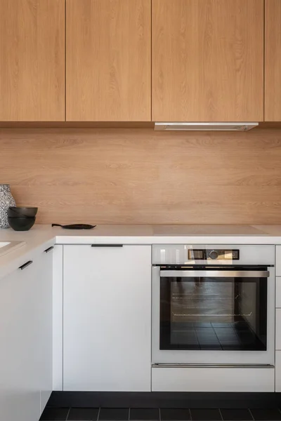 Small Simple Functional Kitchen White Countertop Drawers Cupboards Wooden Backsplash — Foto de Stock