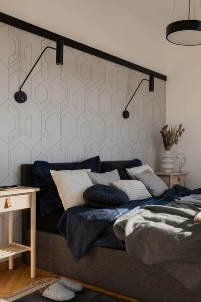 Comfortable Bedroom Big Bed Modern Lamps Wallpaper Stylish Decorations — Zdjęcie stockowe