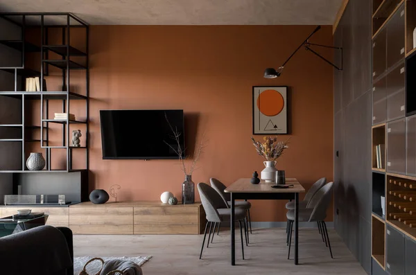 Stylish Modern Living Room Dining Table Rusty Colored Wall — Zdjęcie stockowe