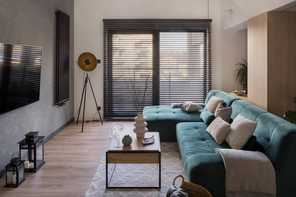 Eclectic Style Living Room Big Window Black Blinds Comfortable Sofa — Fotografia de Stock