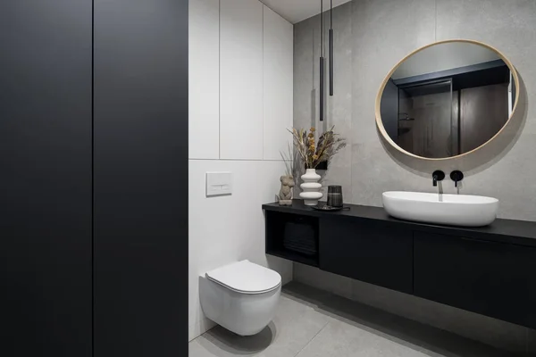 Spacious Bathroom Gray Floor Wall Tiles Black Furniture Big Mirror — Foto de Stock