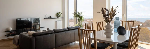 Panorama Van Eenvoudige Eettafel Met Decoratieve Vazen Moderne Woonkamer Met — Stockfoto