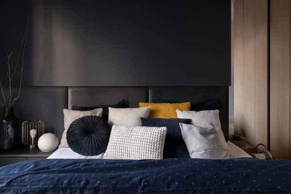 Stylish Bed Comfortable Headboard Many Pillows Modern Dark Bedroom — Foto de Stock