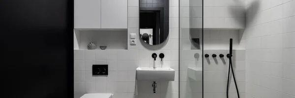 Panorama Baño Moderno Blanco Negro Con Ducha Detrás Pared Vidrio — Foto de Stock