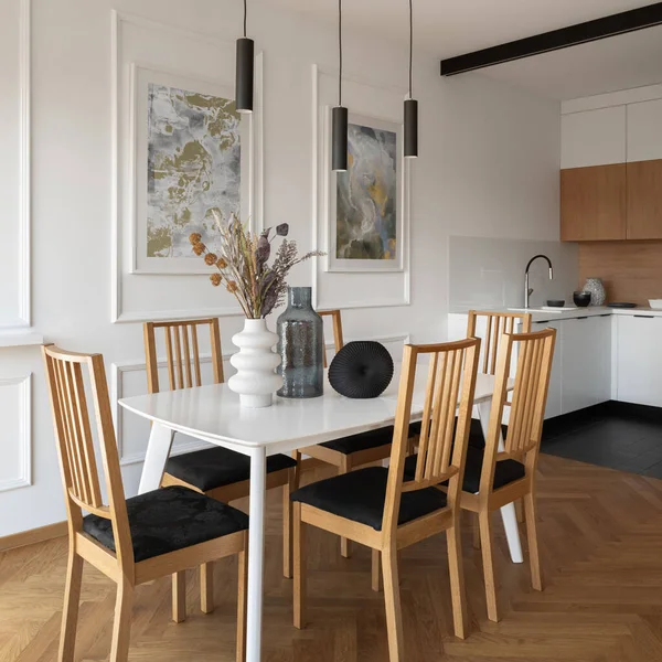 Stilvoller Weißer Esstisch Mit Holzstühlen Eleganten Esszimmer Mit Kunst Und — Stockfoto