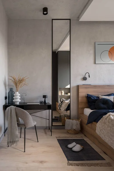 Modern Bedroom Cozy Bed Big Mirror Stylish Decorations Desk Study — Zdjęcie stockowe