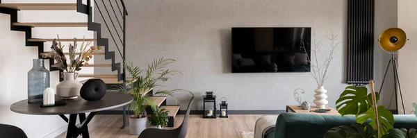 Panorama Des Modernen Wohnzimmers Mit Treppe Großem Bildschirm Kleinem Esstisch — Stockfoto